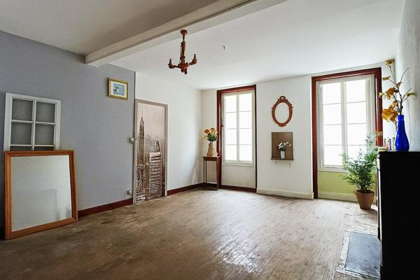 Immeuble de trois appartements de 192 m2 à Mauzé / Mignon