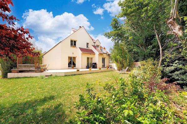 Maison contemporaine atypique de 200m² sur trois niveaux avec jardin