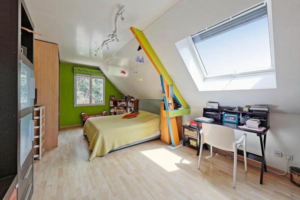 Maison contemporaine atypique de 200m² sur trois niveaux avec jardin