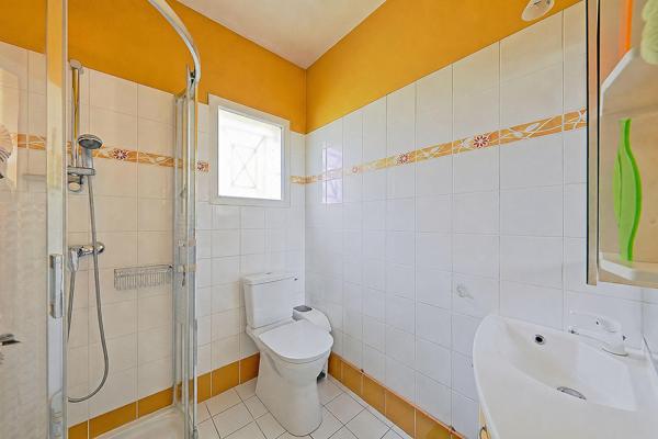 Maison contemporaine atypique de 200m² sur trois niveaux avec jardin