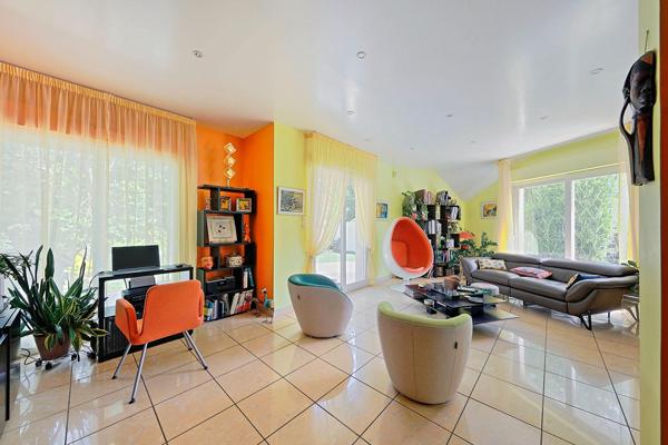 Maison contemporaine atypique de 200m² sur trois niveaux avec jardin