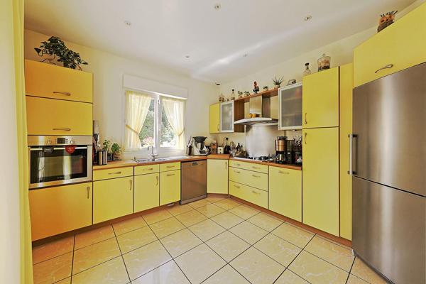 Maison contemporaine atypique de 200m² sur trois niveaux avec jardin