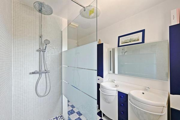 Maison contemporaine atypique de 200m² sur trois niveaux avec jardin