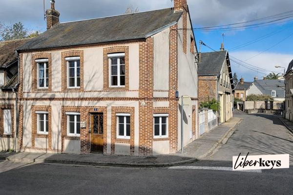 Charmante maison de ville, 4 chambres, garage et jardin au centre de L'AIGLE 