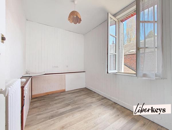 Charmante maison de ville, 4 chambres, garage et jardin au centre de L'AIGLE 