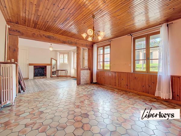 Charmante maison de ville, 4 chambres, garage et jardin au centre de L'AIGLE 