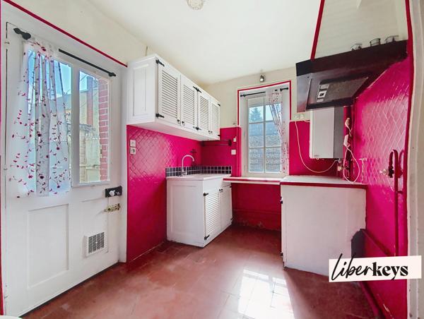 Charmante maison de ville, 4 chambres, garage et jardin au centre de L'AIGLE 