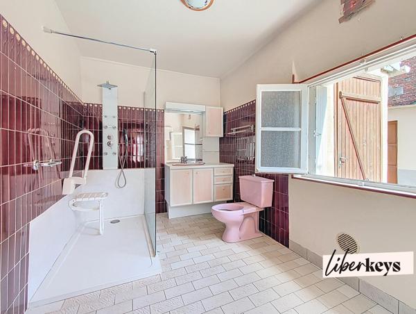 Charmante maison de ville, 4 chambres, garage et jardin au centre de L'AIGLE 