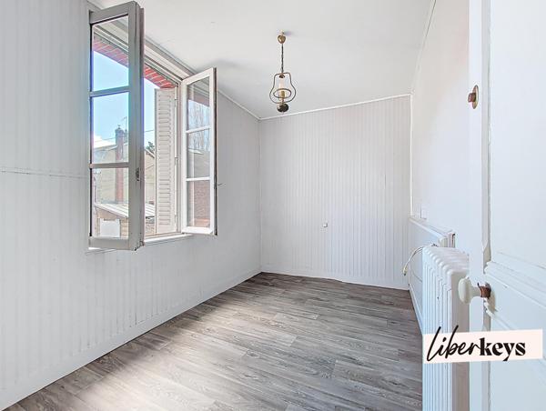 Charmante maison de ville, 4 chambres, garage et jardin au centre de L'AIGLE 