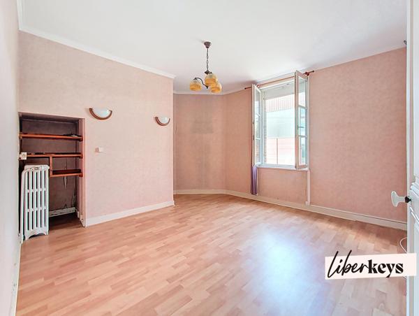 Charmante maison de ville, 4 chambres, garage et jardin au centre de L'AIGLE 