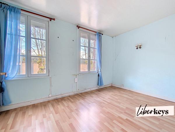 Charmante maison de ville, 4 chambres, garage et jardin au centre de L'AIGLE 