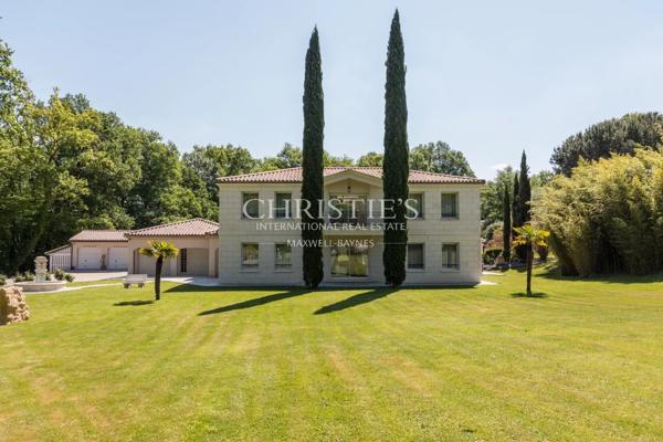 Propriété de prestige proche de Bordeaux, idéale pour passionnés de voitures de collection