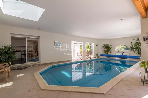 Propriété de prestige proche de Bordeaux, idéale pour passionnés de voitures de collection