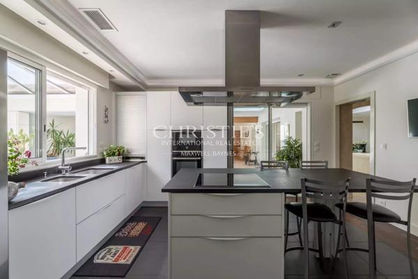 Propriété de prestige proche de Bordeaux, idéale pour passionnés de voitures de collection