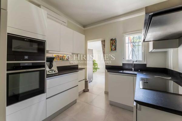 Propriété de prestige proche de Bordeaux, idéale pour passionnés de voitures de collection