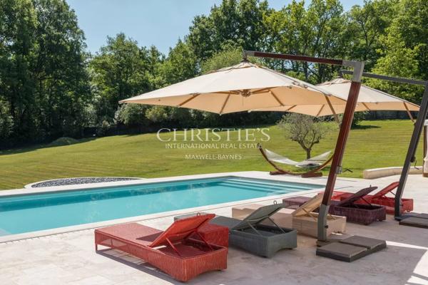 Propriété de prestige proche de Bordeaux, idéale pour passionnés de voitures de collection