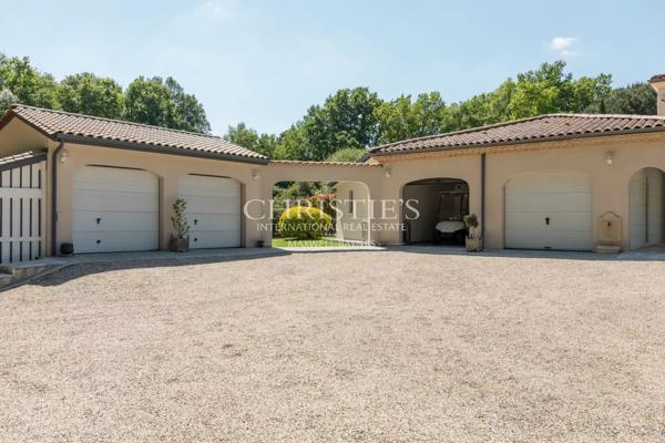 Propriété de prestige proche de Bordeaux, idéale pour passionnés de voitures de collection