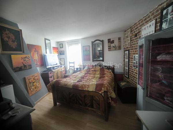 Belle maison en longère
A l’étage venait découvrir 
Deux chambres 
Un bureau
Au rez de chaussée venez découvrir
Une pièces de vie tout en longueur 
Une cuisine équipé
Une salle de bain avec baignoire
Un toilette séparer 
Un petit jardin et une véranda vient compléter cette maison qui a beaucoup de potentiel