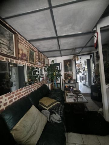 Belle maison en longère
A l’étage venait découvrir 
Deux chambres 
Un bureau
Au rez de chaussée venez découvrir
Une pièces de vie tout en longueur 
Une cuisine équipé
Une salle de bain avec baignoire
Un toilette séparer 
Un petit jardin et une véranda vient compléter cette maison qui a beaucoup de potentiel