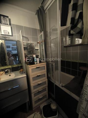 Belle maison en longère
A l’étage venait découvrir 
Deux chambres 
Un bureau
Au rez de chaussée venez découvrir
Une pièces de vie tout en longueur 
Une cuisine équipé
Une salle de bain avec baignoire
Un toilette séparer 
Un petit jardin et une véranda vient compléter cette maison qui a beaucoup de potentiel
