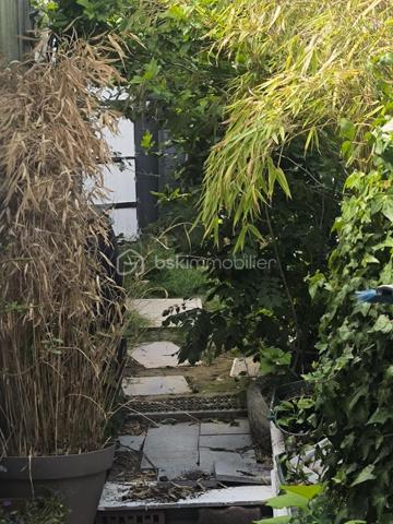 Belle maison en longère
A l’étage venait découvrir 
Deux chambres 
Un bureau
Au rez de chaussée venez découvrir
Une pièces de vie tout en longueur 
Une cuisine équipé
Une salle de bain avec baignoire
Un toilette séparer 
Un petit jardin et une véranda vient compléter cette maison qui a beaucoup de potentiel