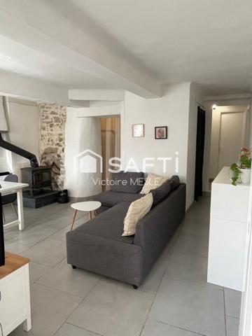 Charmant bas de Villa d'une superficie de 68.5 m2, idéal pour un jeune couple ou personne seule, offrant deux chambres, une salle d'eau avec douche à l'italienneune cuisine neuve toute équipée ouverte sur un séjour cosy, une terrasse avec jardin privatif et dépendance aménageable en atelier, cabinet.
