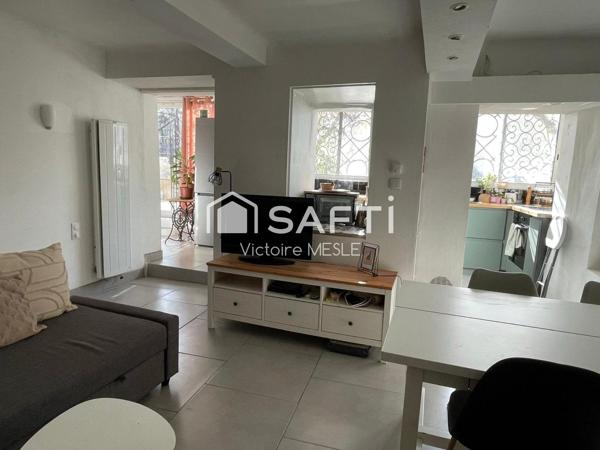 Charmant bas de Villa d'une superficie de 68.5 m2, idéal pour un jeune couple ou personne seule, offrant deux chambres, une salle d'eau avec douche à l'italienneune cuisine neuve toute équipée ouverte sur un séjour cosy, une terrasse avec jardin privatif et dépendance aménageable en atelier, cabinet.