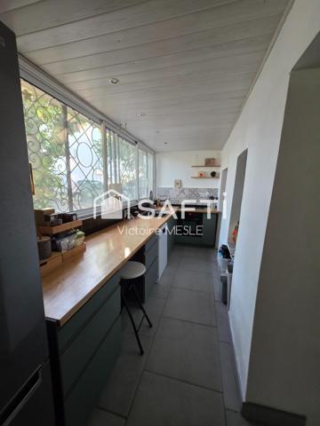 Charmant bas de Villa d'une superficie de 68.5 m2, idéal pour un jeune couple ou personne seule, offrant deux chambres, une salle d'eau avec douche à l'italienneune cuisine neuve toute équipée ouverte sur un séjour cosy, une terrasse avec jardin privatif et dépendance aménageable en atelier, cabinet.