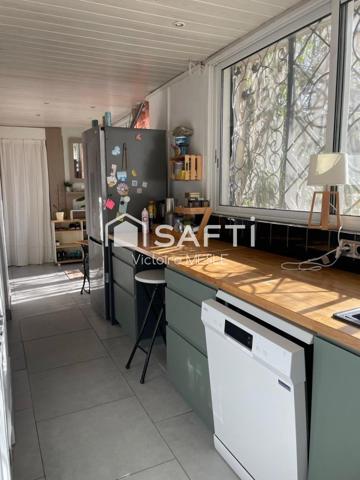 Charmant bas de Villa d'une superficie de 68.5 m2, idéal pour un jeune couple ou personne seule, offrant deux chambres, une salle d'eau avec douche à l'italienneune cuisine neuve toute équipée ouverte sur un séjour cosy, une terrasse avec jardin privatif et dépendance aménageable en atelier, cabinet.