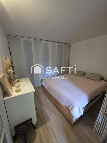 Charmant bas de Villa d'une superficie de 68.5 m2, idéal pour un jeune couple ou personne seule, offrant deux chambres, une salle d'eau avec douche à l'italienneune cuisine neuve toute équipée ouverte sur un séjour cosy, une terrasse avec jardin privatif et dépendance aménageable en atelier, cabinet.