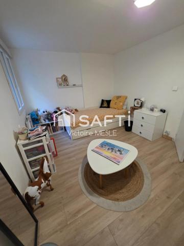 Charmant bas de Villa d'une superficie de 68.5 m2, idéal pour un jeune couple ou personne seule, offrant deux chambres, une salle d'eau avec douche à l'italienneune cuisine neuve toute équipée ouverte sur un séjour cosy, une terrasse avec jardin privatif et dépendance aménageable en atelier, cabinet.