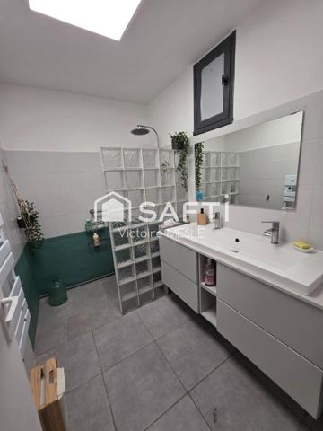 Charmant bas de Villa d'une superficie de 68.5 m2, idéal pour un jeune couple ou personne seule, offrant deux chambres, une salle d'eau avec douche à l'italienneune cuisine neuve toute équipée ouverte sur un séjour cosy, une terrasse avec jardin privatif et dépendance aménageable en atelier, cabinet.