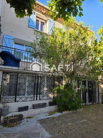 Charmant bas de Villa d'une superficie de 68.5 m2, idéal pour un jeune couple ou personne seule, offrant deux chambres, une salle d'eau avec douche à l'italienneune cuisine neuve toute équipée ouverte sur un séjour cosy, une terrasse avec jardin privatif et dépendance aménageable en atelier, cabinet.
