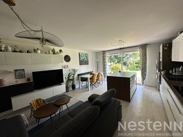 Appartement T4 offrant trois chambres avec un joli jardin, proche du centre de Pluneret