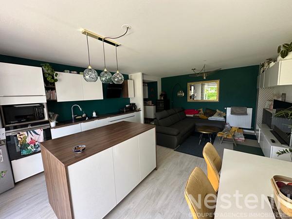 Appartement T4 offrant trois chambres avec un joli jardin, proche du centre de Pluneret