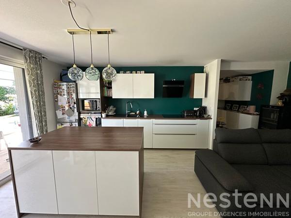 Appartement T4 offrant trois chambres avec un joli jardin, proche du centre de Pluneret