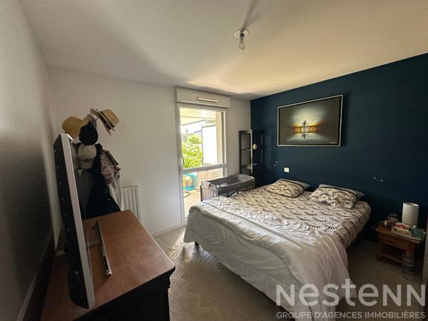 Appartement T4 offrant trois chambres avec un joli jardin, proche du centre de Pluneret