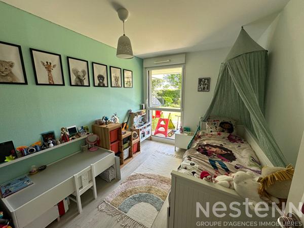 Appartement T4 offrant trois chambres avec un joli jardin, proche du centre de Pluneret