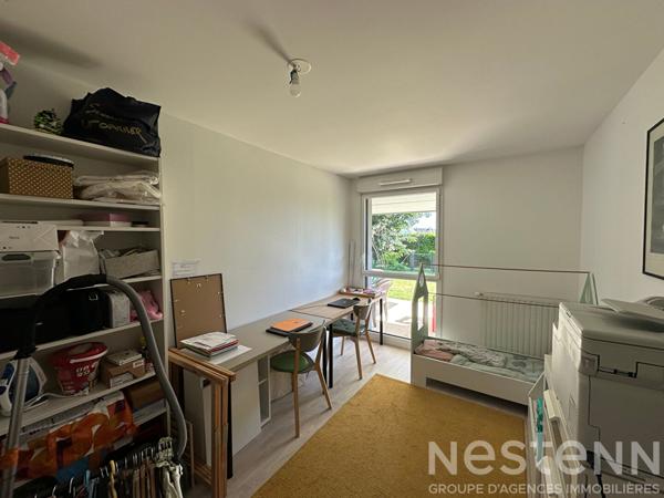 Appartement T4 offrant trois chambres avec un joli jardin, proche du centre de Pluneret