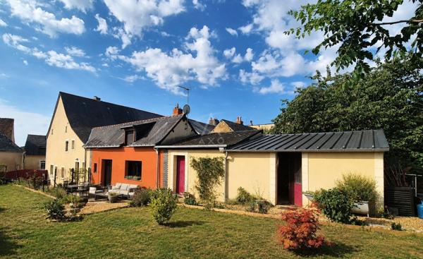 Maison de caractère rénovée avec grand jardin, garage et dépendances