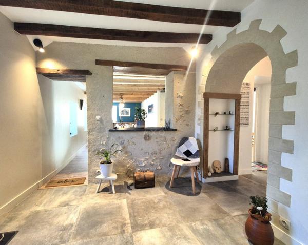 Maison de caractère rénovée avec grand jardin, garage et dépendances