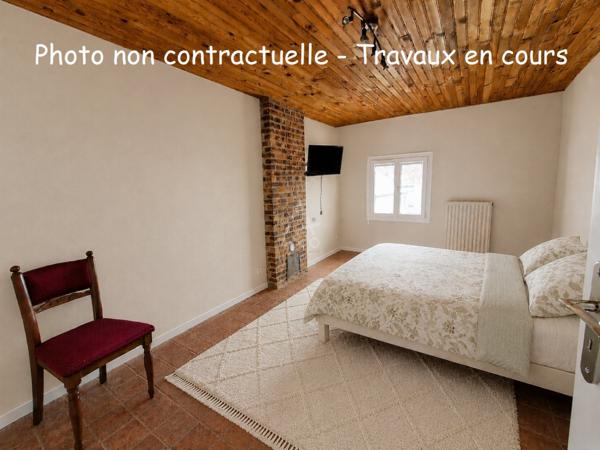 Maison de caractère rénovée avec grand jardin, garage et dépendances