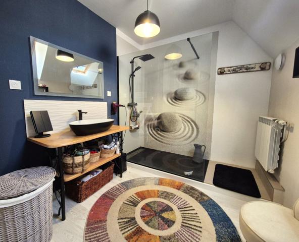 Maison de caractère rénovée avec grand jardin, garage et dépendances