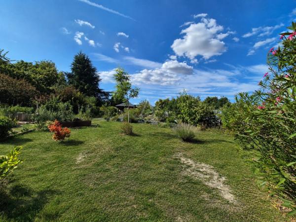 Maison de caractère rénovée avec grand jardin, garage et dépendances