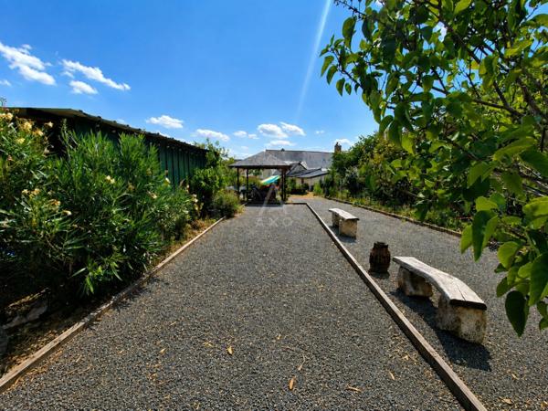 Maison de caractère rénovée avec grand jardin, garage et dépendances