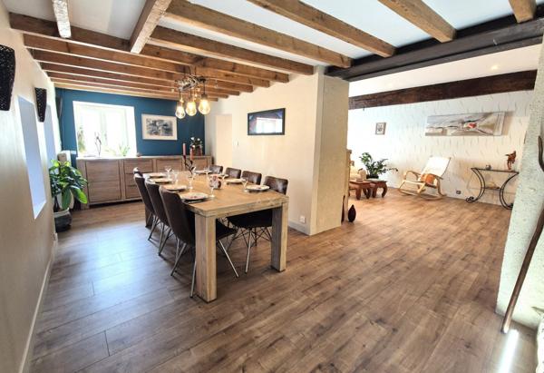 Maison de caractère rénovée avec grand jardin, garage et dépendances