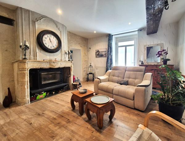 Maison de caractère rénovée avec grand jardin, garage et dépendances