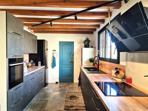 Maison de caractère rénovée avec grand jardin, garage et dépendances