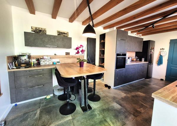 Maison de caractère rénovée avec grand jardin, garage et dépendances