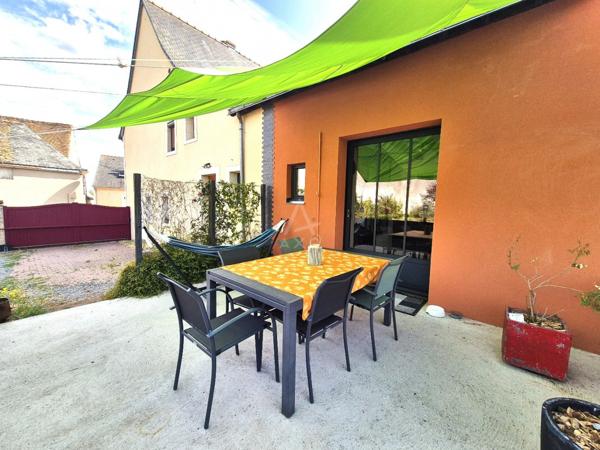 Maison de caractère rénovée avec grand jardin, garage et dépendances